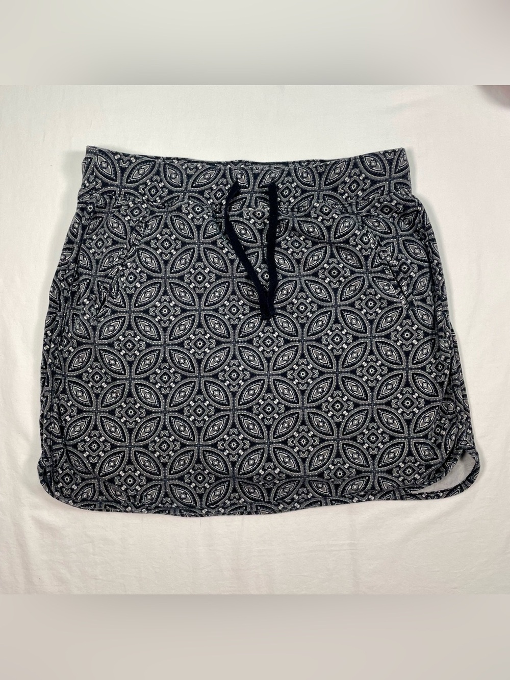 Made for Life Black and White Patterned Women's Skort Size Medium